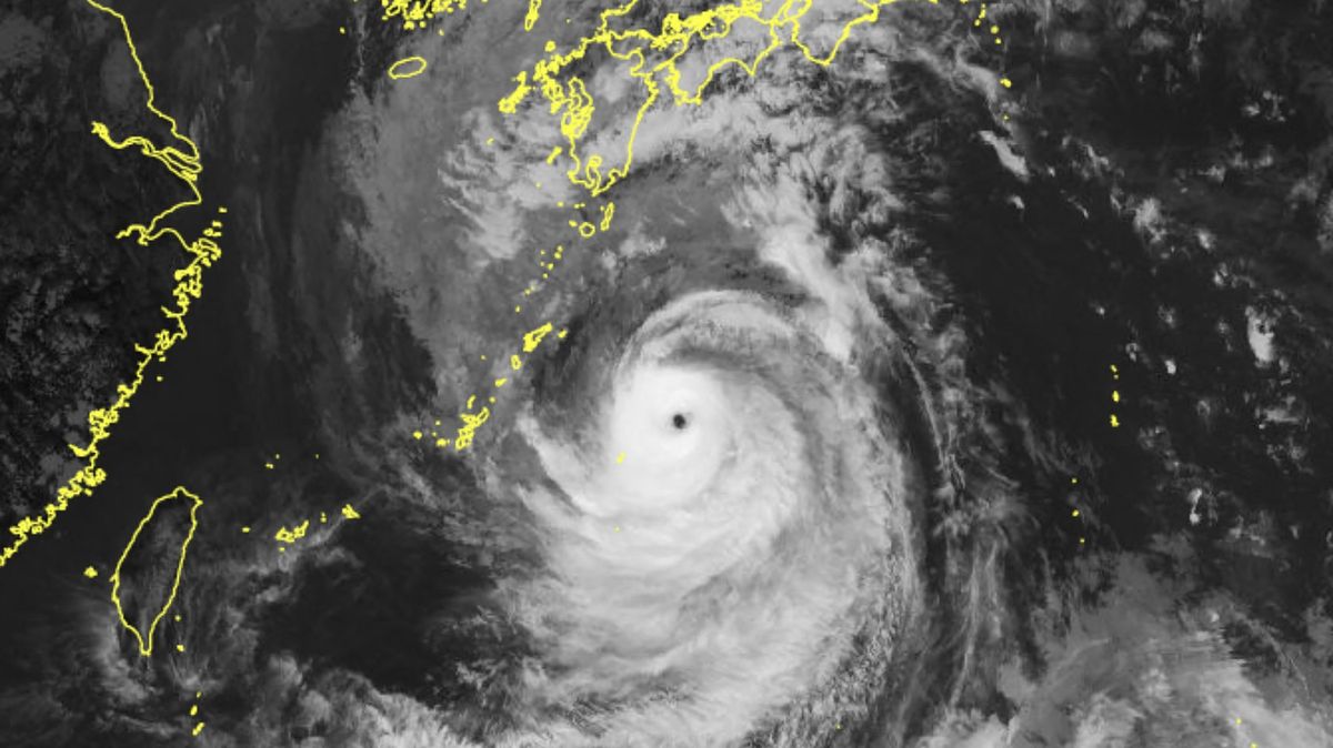 Obří tajfun udeřil, ohrožuje dva miliony lidí